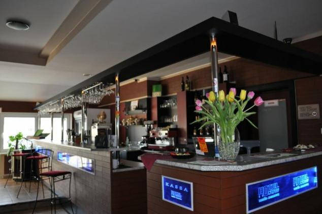 Sport Hotel Ostrov Тренчин Экстерьер фото