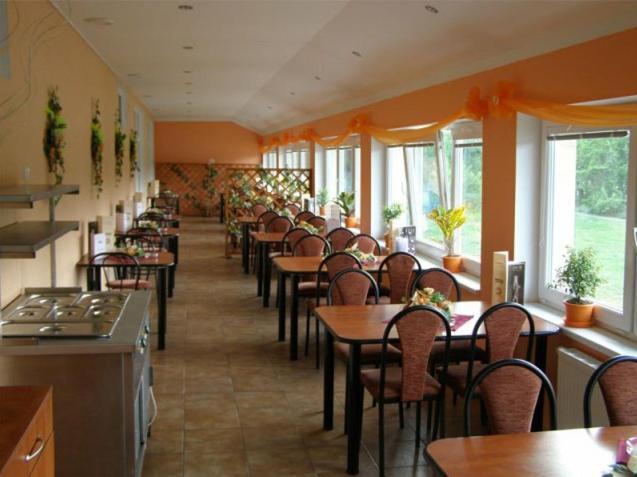 Sport Hotel Ostrov Тренчин Экстерьер фото