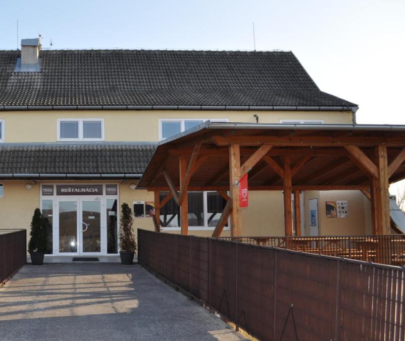 Sport Hotel Ostrov Тренчин Экстерьер фото